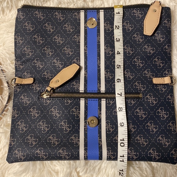 Guess two-way bag can be worn as clutch or crossbody. - Picture 6 of 8